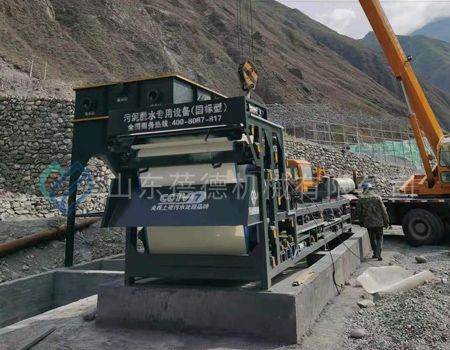 污泥脫水機(jī)設(shè)備